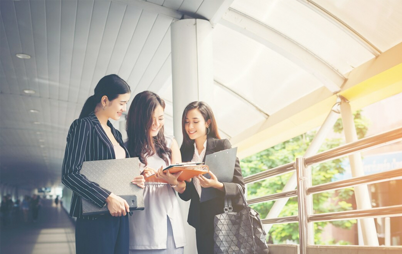 人才是企業(yè)核心競爭力的重要組成部分，集團致力于為員工提供優(yōu)越的職業(yè)發(fā)展通道，搭建一個充滿活力、公平競爭的工作平臺。